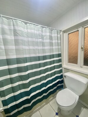 Traditional-Zimmer | Badezimmer | Dusche, Regendusche, Haartrockner, Handtücher