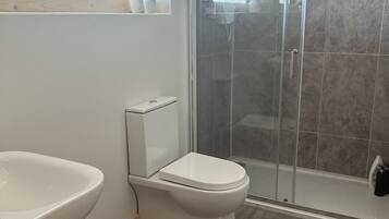 Douche, séchoir à cheveux, serviettes fournies, savon
