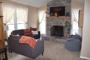 TV connectée, cheminée, livres