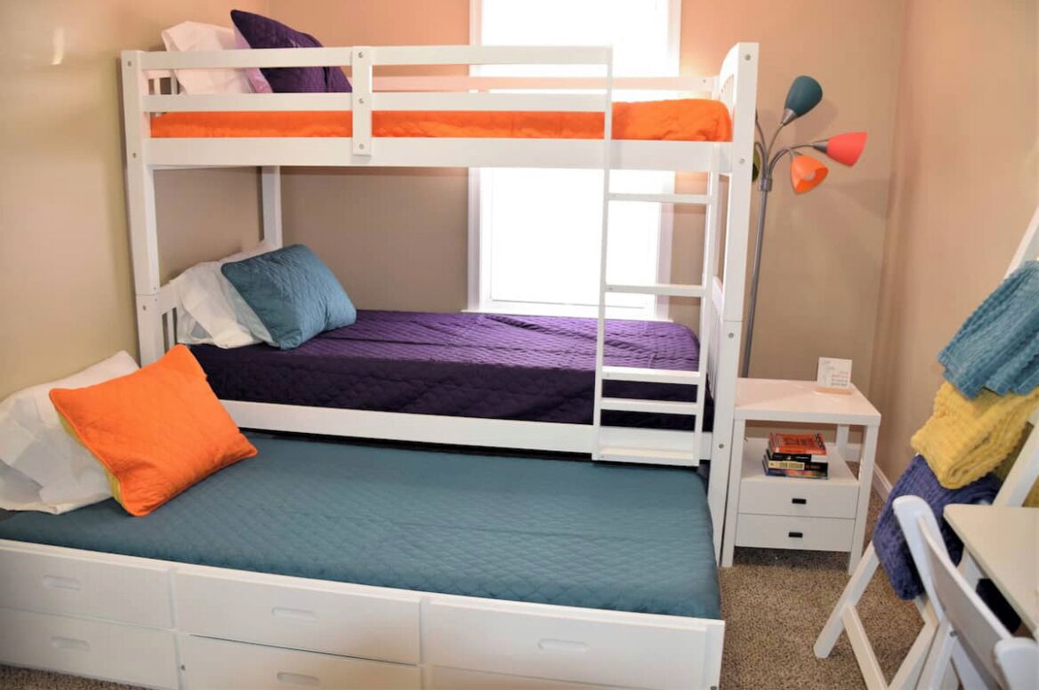 2 slaapkamers, een bureau, een strijkplank/strijkijzer, reisbedje