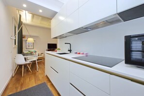 Fridge, microwave, stovetop, dishwasher