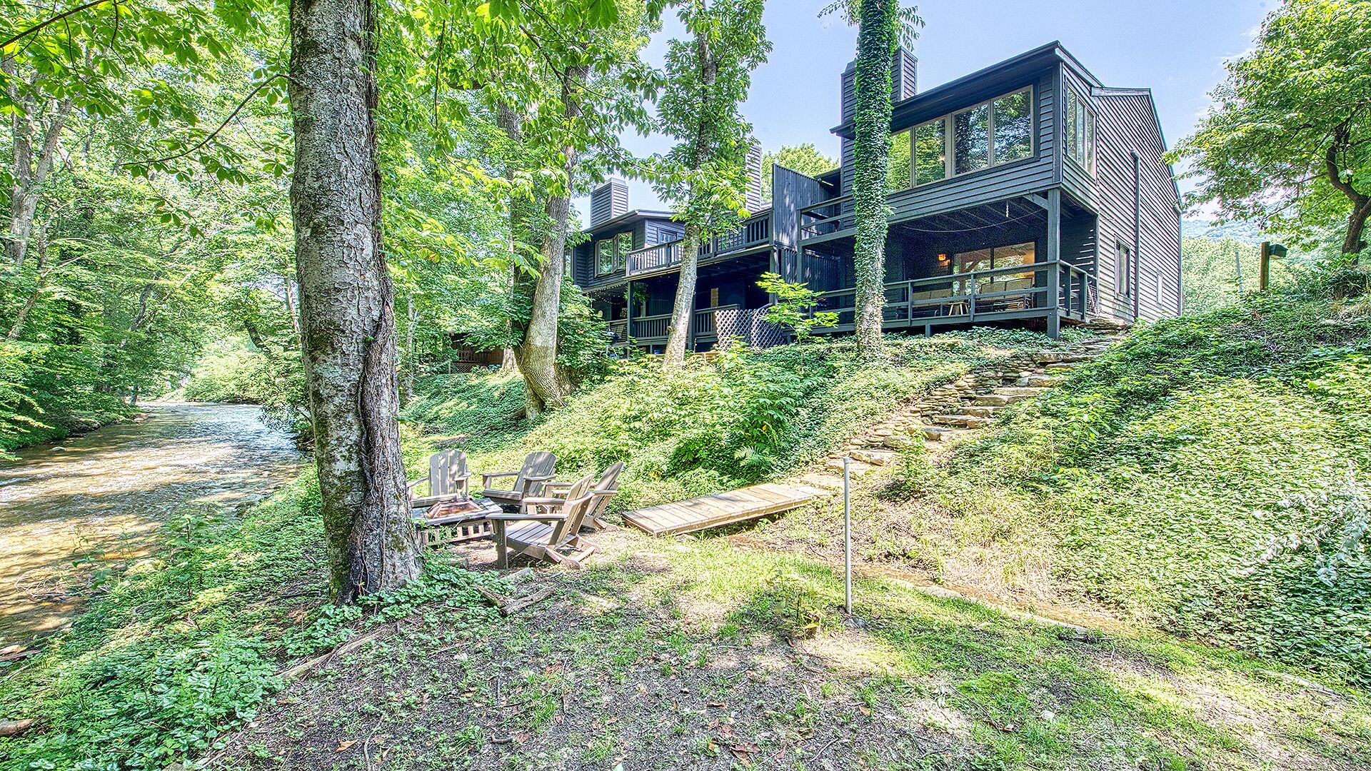 Cozy Creekside Retreat- Pet Friendly, Fantastic Location, Kids Ski Free!