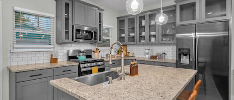 Kylskåp, mikrovågsugn, ugn och spishäll