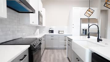 Réfrigérateur, four, plaque de cuisson, lave-vaisselle