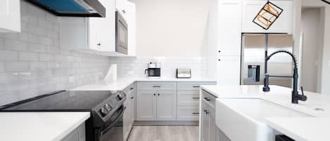 Fridge, oven, stovetop, dishwasher