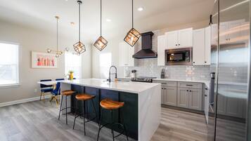 Fridge, oven, stovetop, dishwasher