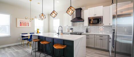 Refrigerador, horno, placa de cocina, lavavajillas