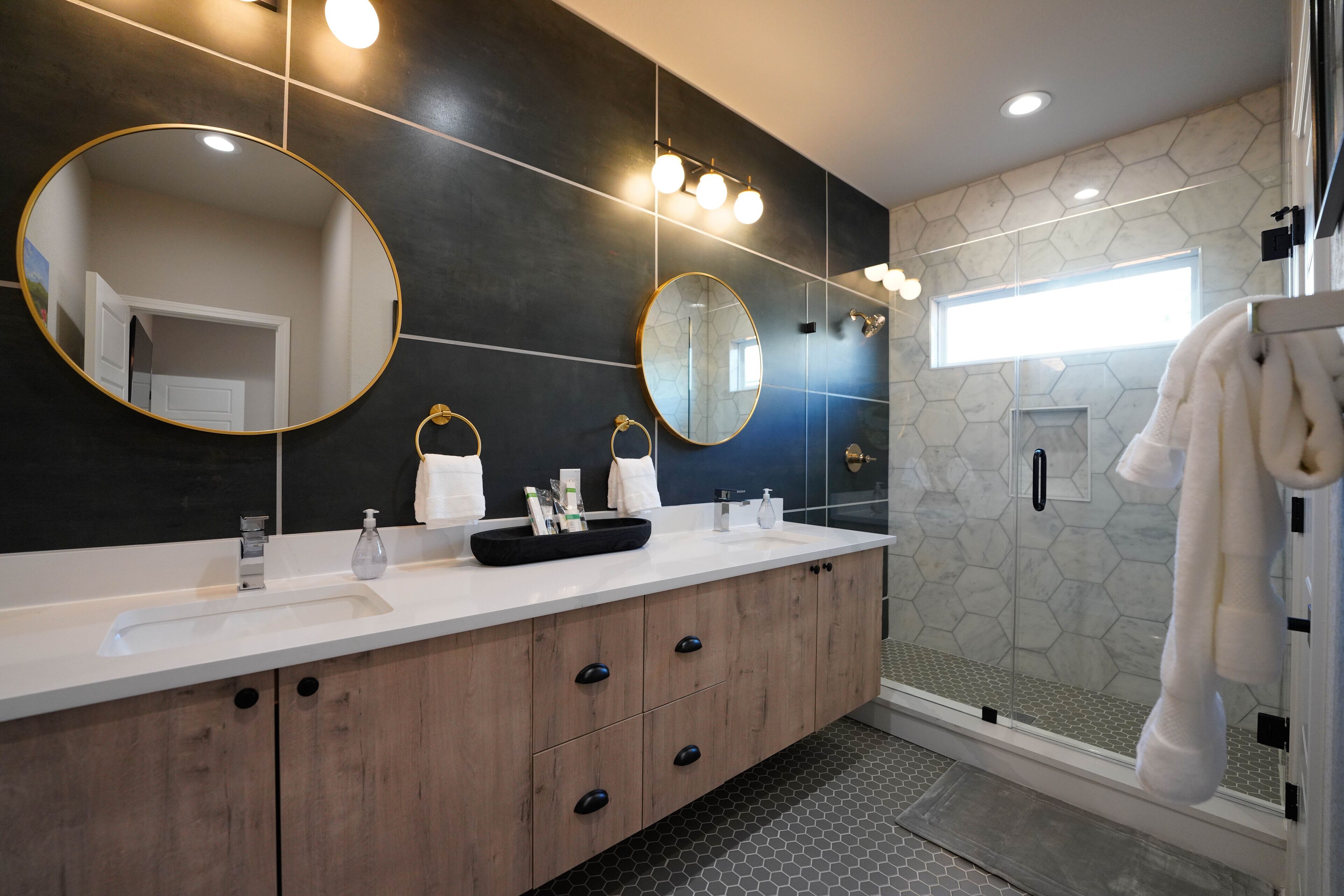 Douche, articles de toilette gratuits, sèche-cheveux, peignoirs