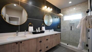 Douche, articles de toilette gratuits, sĂšche-cheveux, peignoirs