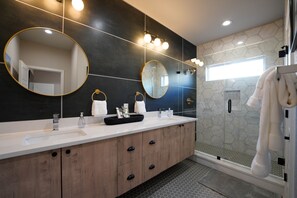 Dusche, kostenlose Toilettenartikel, Haartrockner, Bademäntel