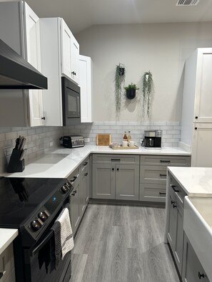 Fridge, oven, stovetop, dishwasher