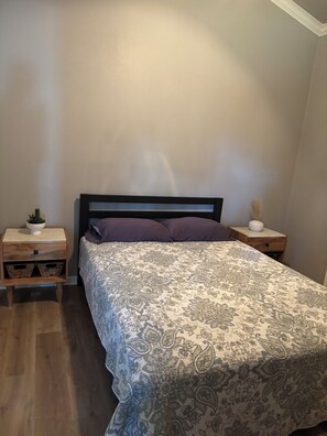 WiFi (free), bed sheets - Country Cottage with a Lake View- First Monday Nearby (Edgewood)