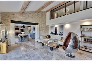 Smart TV, tenis de mesa y libros 