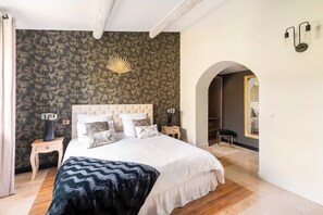 4 habitaciones, caja de seguridad en la habitación y escritorio 