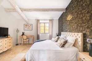 4 chambres, coffres-forts dans les chambres, bureau