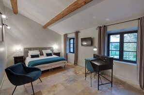 4 habitaciones, caja de seguridad en la habitación y escritorio 