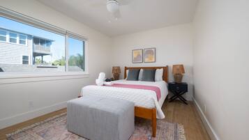 2 quartos, ferros/tábuas de passar roupa, berço de viagem