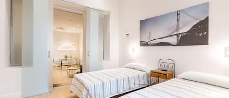 2 habitaciones, tabla de planchar con plancha y cuna de viaje