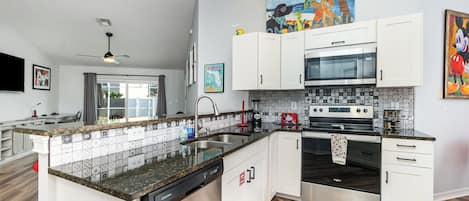 冷蔵庫、電子レンジ、オーブン、コンロ