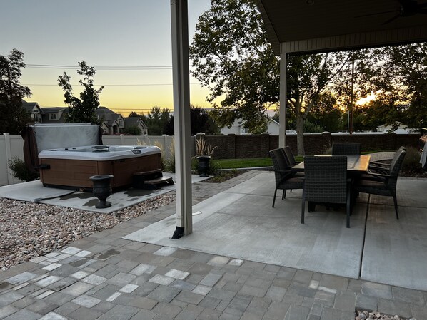 Outdoor dining - 2 Bedrooms, Sleeps 6, Pool, Hot tub, putting green, XBox room (Lindon)