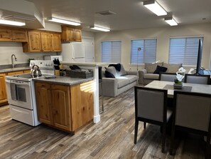 Fridge, microwave, oven, stovetop - 2 Bedrooms, Sleeps 6, Pool, Hot tub, putting green, XBox room (Lindon)