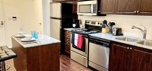 Refrigerador, microondas, horno y parrilla de estufa 