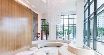 Spacious lakeview condo in Downtown Toronto with free parking