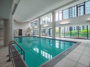 Indoor pool - Spacious lakeview condo in Downtown Toronto with free parking (Toronto)