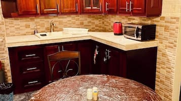 Kjøleskap, ovn, kokeplater og kjøkkenutstyr