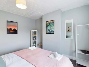 3 bedrooms, iron/ironing board, WiFi (free), bed sheets