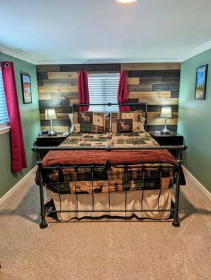 Room - Cozy Cabin in the Woods perfect for families! (Pine)