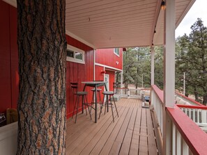 Outdoor dining - Cozy Cabin in the Woods perfect for families! (Pine)