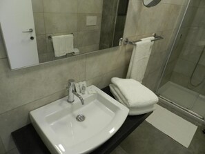 Standard Single Room | Bathroom | Shower, rainfall showerhead, hair dryer, bidet - Erasmus Hotel (Gela)