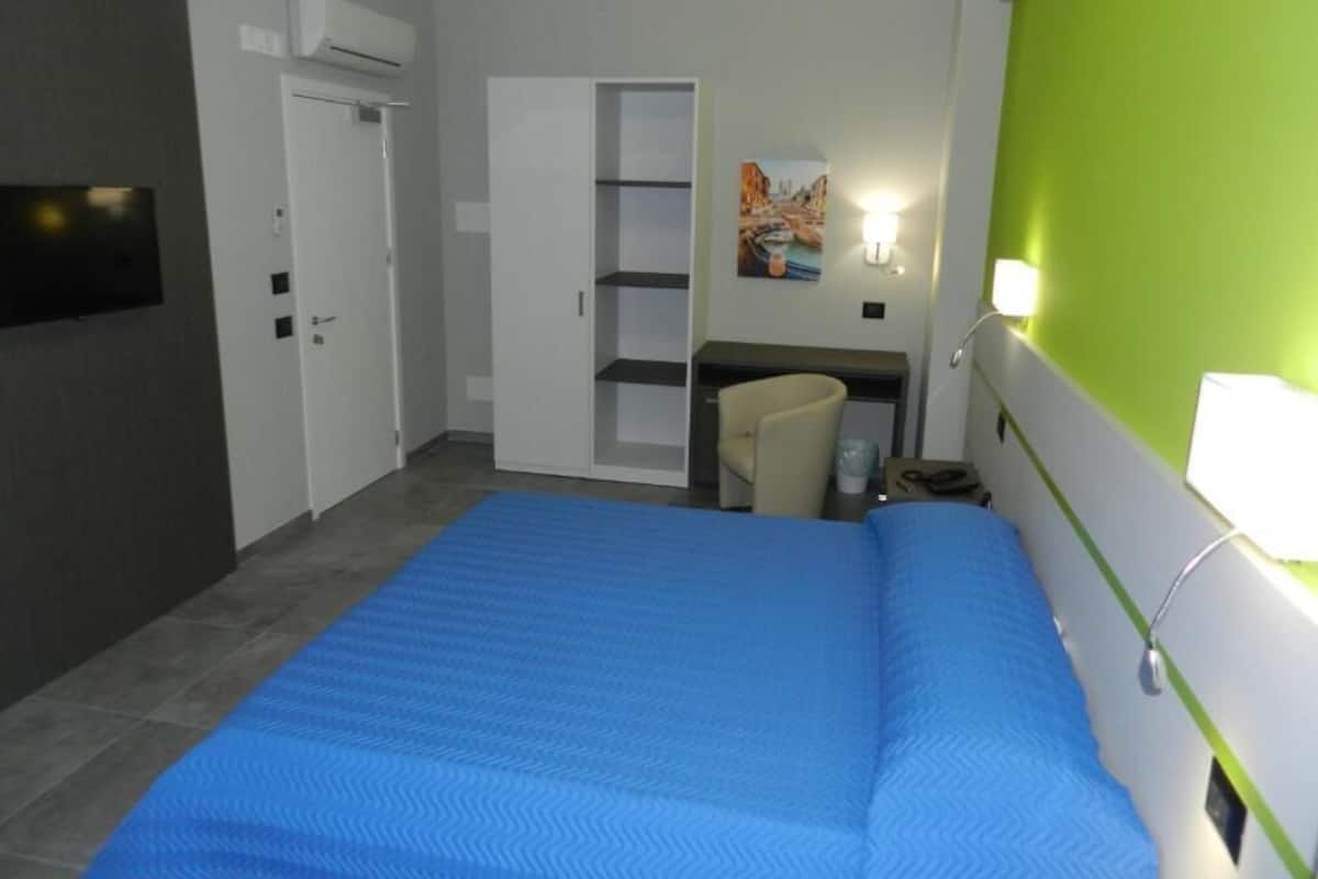 In-room safe, desk, free WiFi