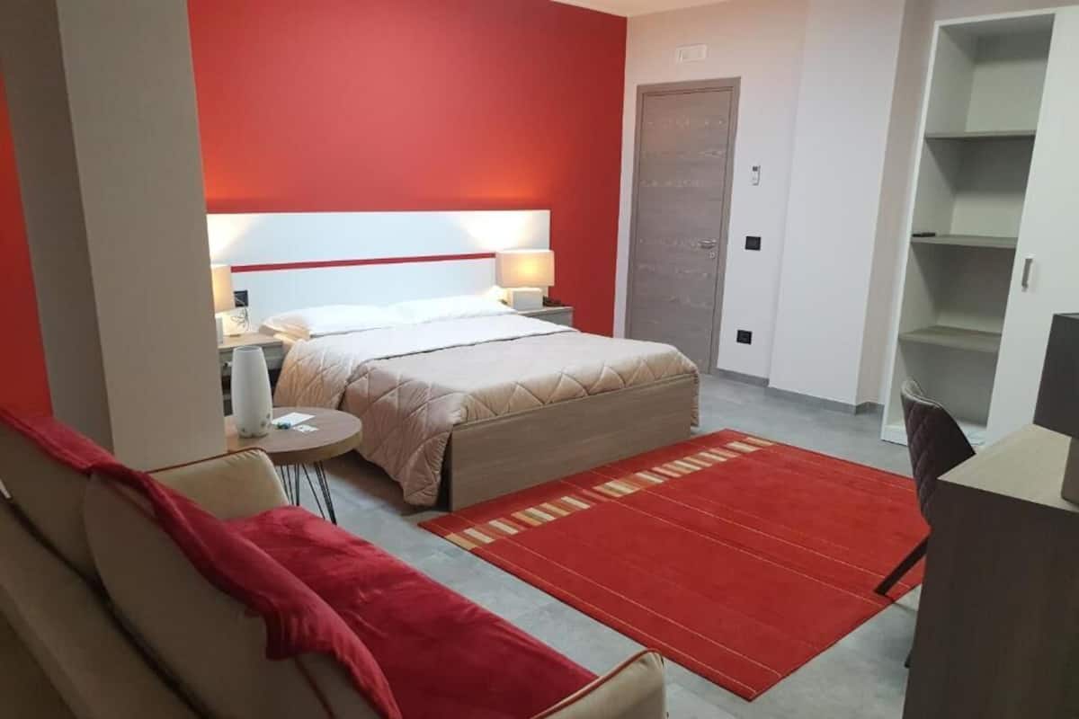 In-room safe, desk, free WiFi