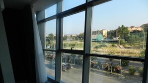 خزنة داخل الغرفة ومكتب وواي فاي مجانًا