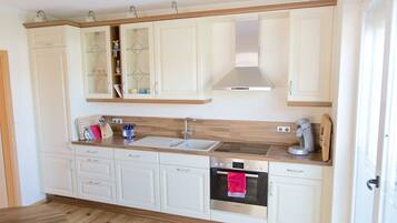 Een koelkast, een oven, een kookplaat, een vaatwasser