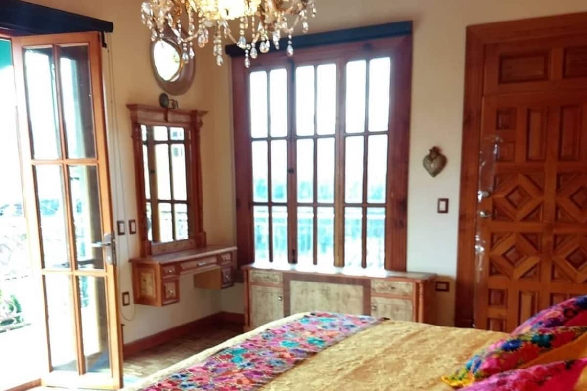 Cabaña familiar | Caja de seguridad en la habitación, cortinas blackout y insonorización
