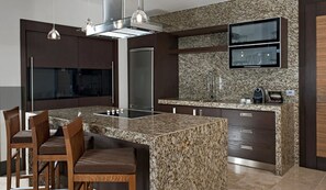 Een koelkast, een magnetron, een kookplaat