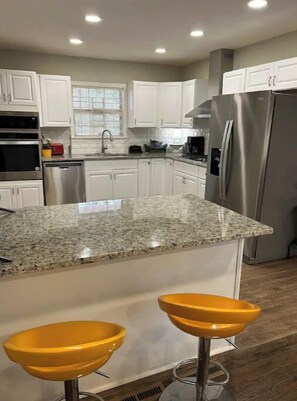 ثلاجة، ميكروويف، فرن، موقد طهي مسطح