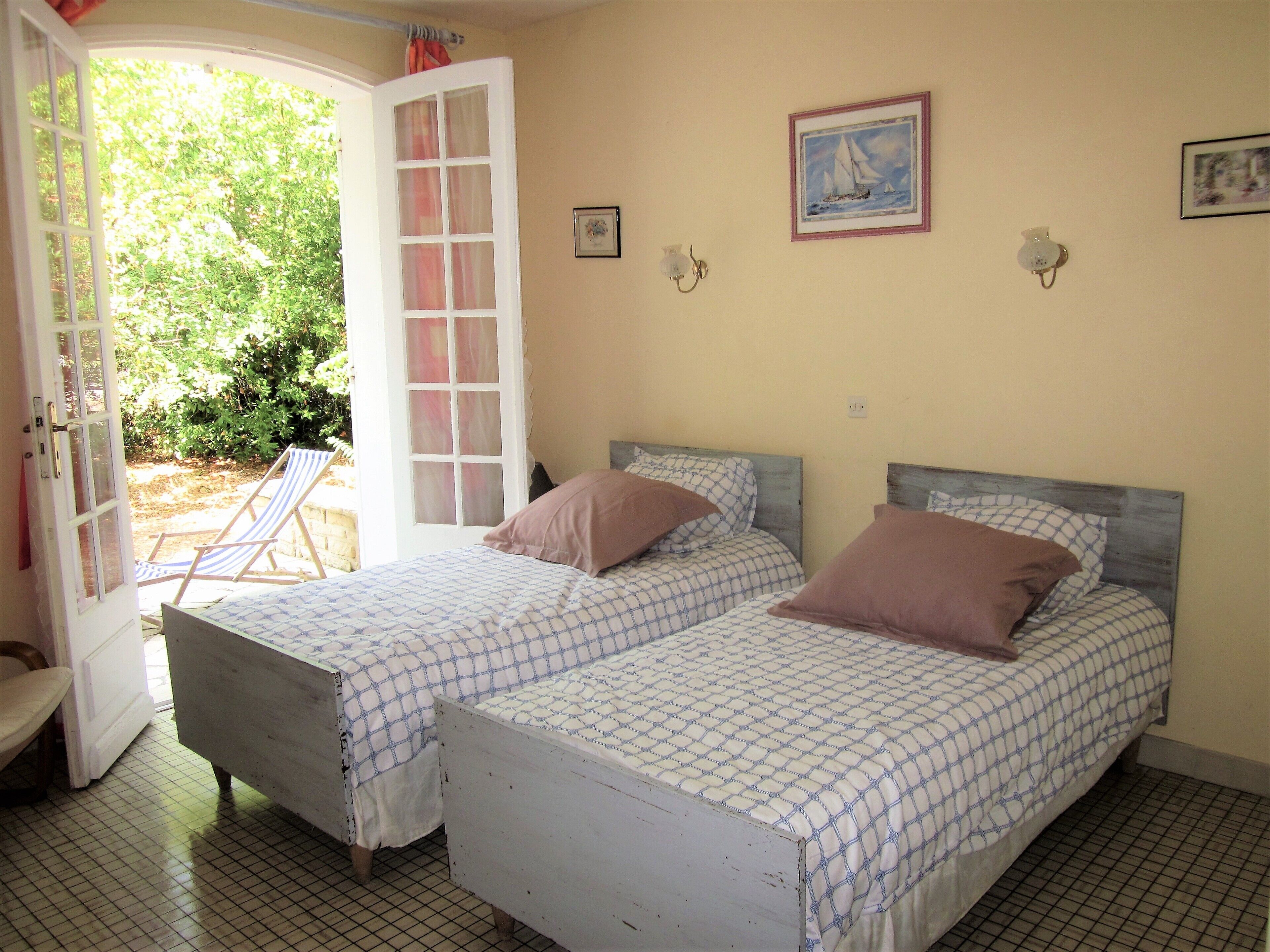 2 bedrooms, in-room safe, iron/ironing board, free WiFi