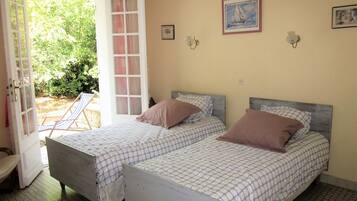 2 bedrooms, in-room safe, iron/ironing board, free WiFi