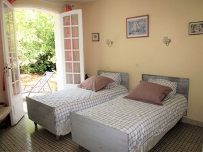 2 makuuhuonetta, tallelokero huoneessa, silitysrauta/-lauta