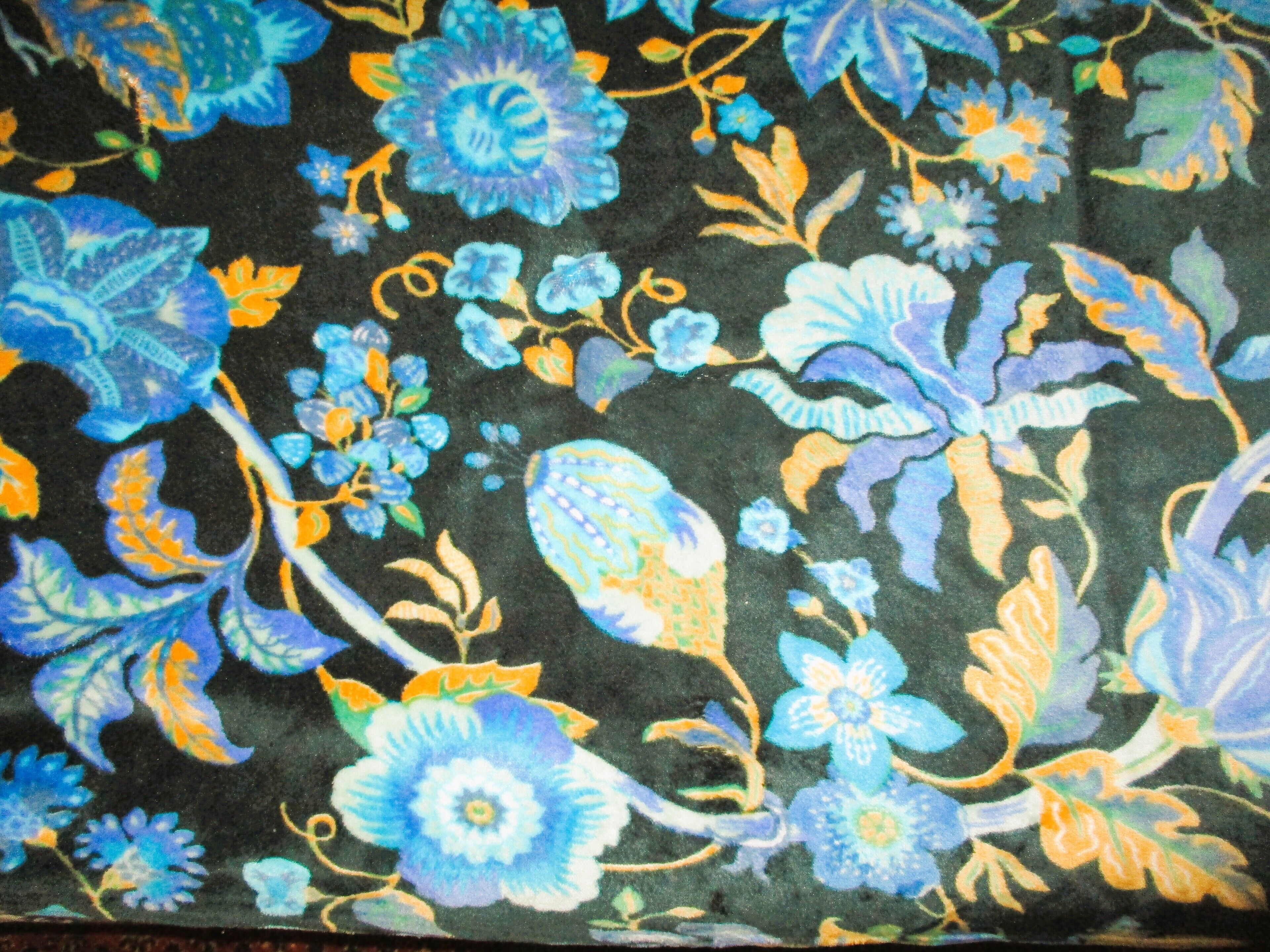 Un motif floral détaillé sur un tissu.