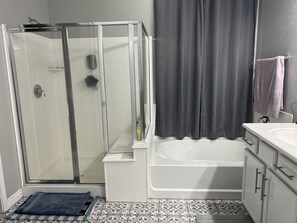 Dusche, Haartrockner, Handtücher