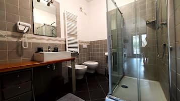 Dusche, Haartrockner, Bidet, Seife