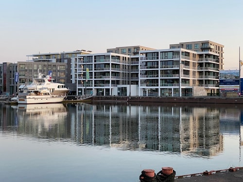 Bootshaus - erste Reihe, Balkon, Gartenmöbel, Duschbad, Fußbodenheizung, Aufzug