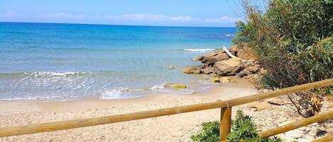 Accommodatie ligt op het strand, ligstoelen, strandlakens