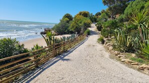 Sulla spiaggia, lettini da mare, teli da spiaggia