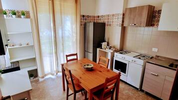 Coffee/tea maker, fridge, microwave, oven